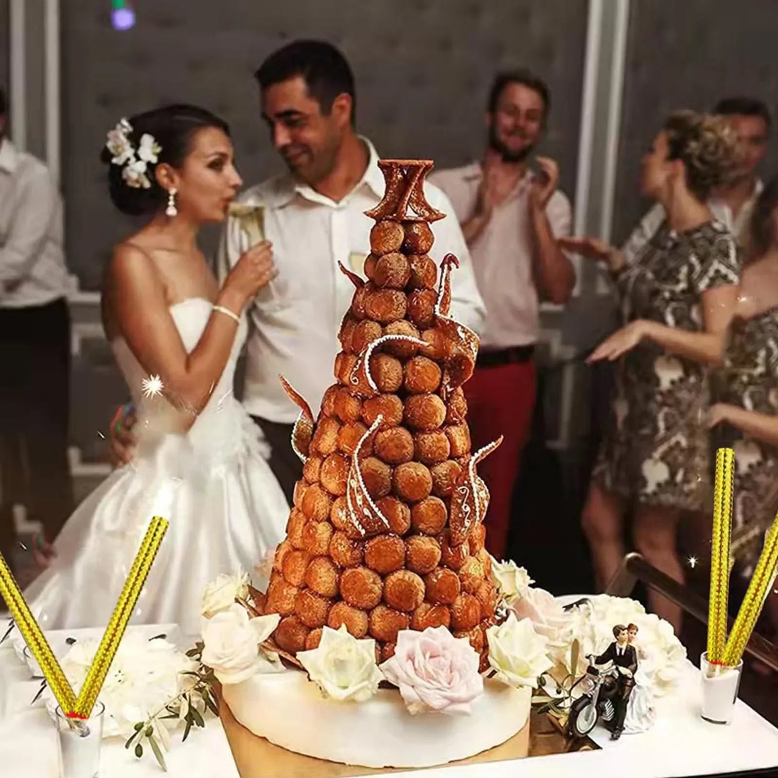 Fontaine d'Artifice allumée sur un gâteau mariage, illuminant la pièce avec une lumière dynamique et étincelante