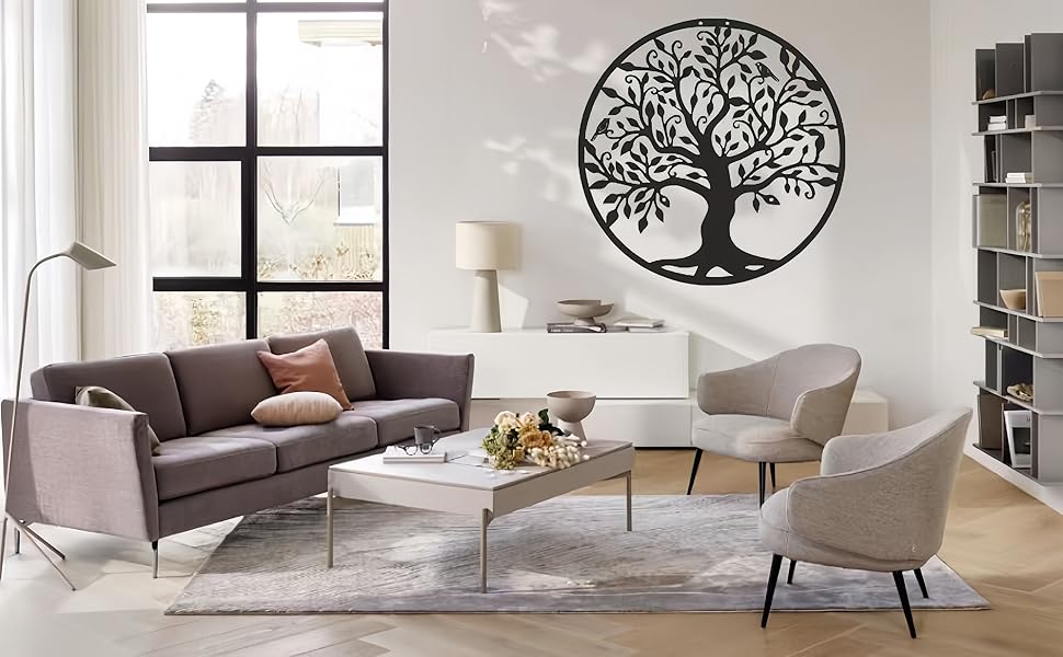 Arbre de vie en métal noir accroché au mur dans un salon moderne