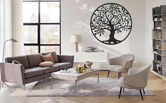 Arbre de vie en métal noir accroché au mur dans un salon moderne
