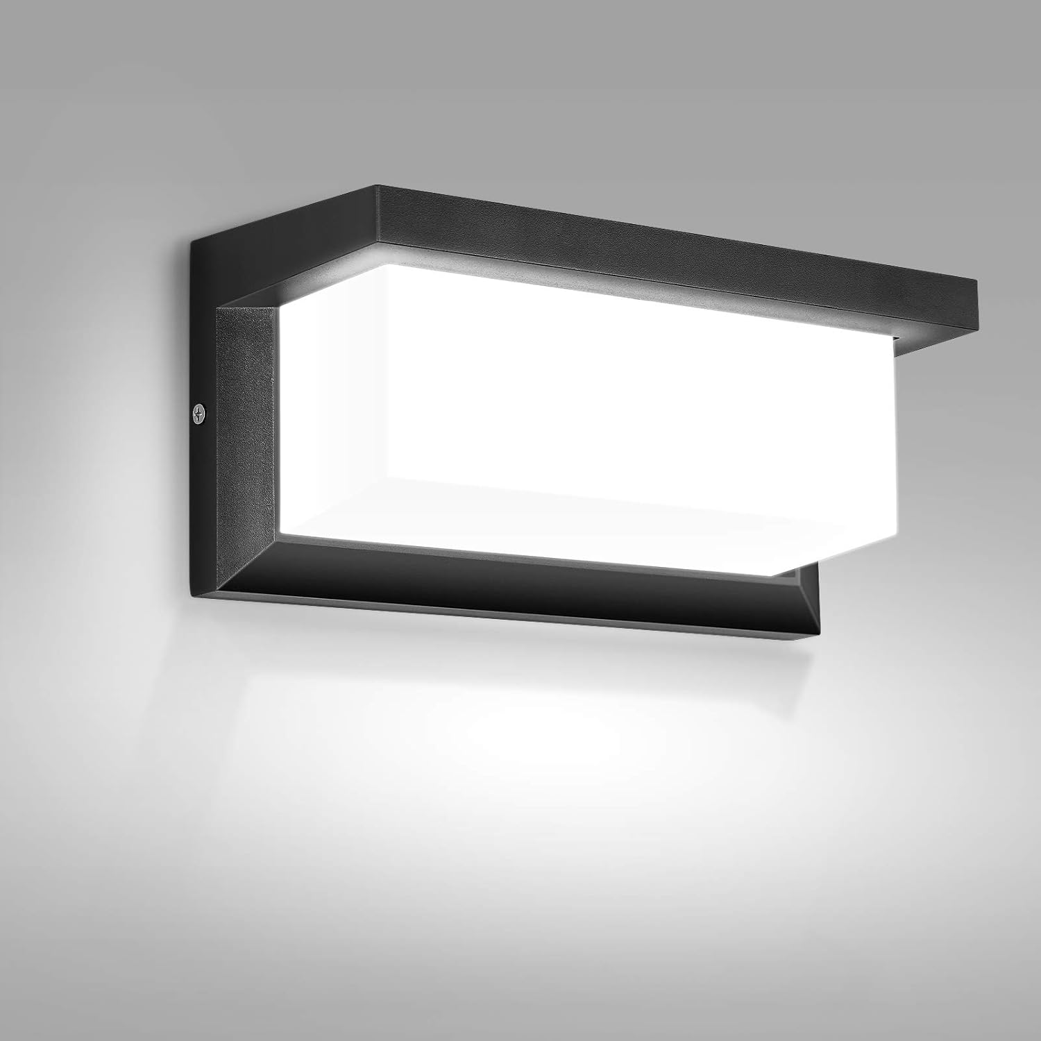 Décoration murale extérieure avec éclairage LED intégré, installée sur un mur de jardin créant une ambiance lumineuse chaleureuse.