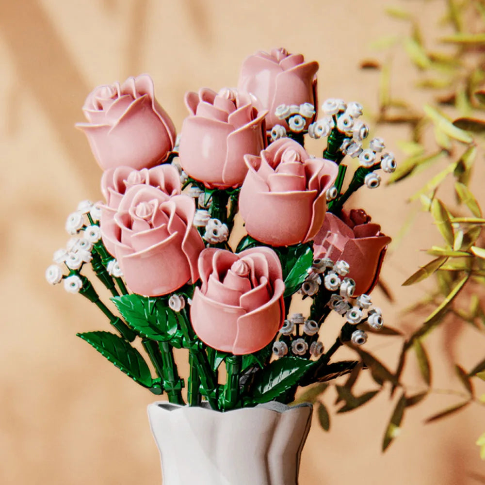 Moment final d'assemblage du bouquet de roses romantiques en briques