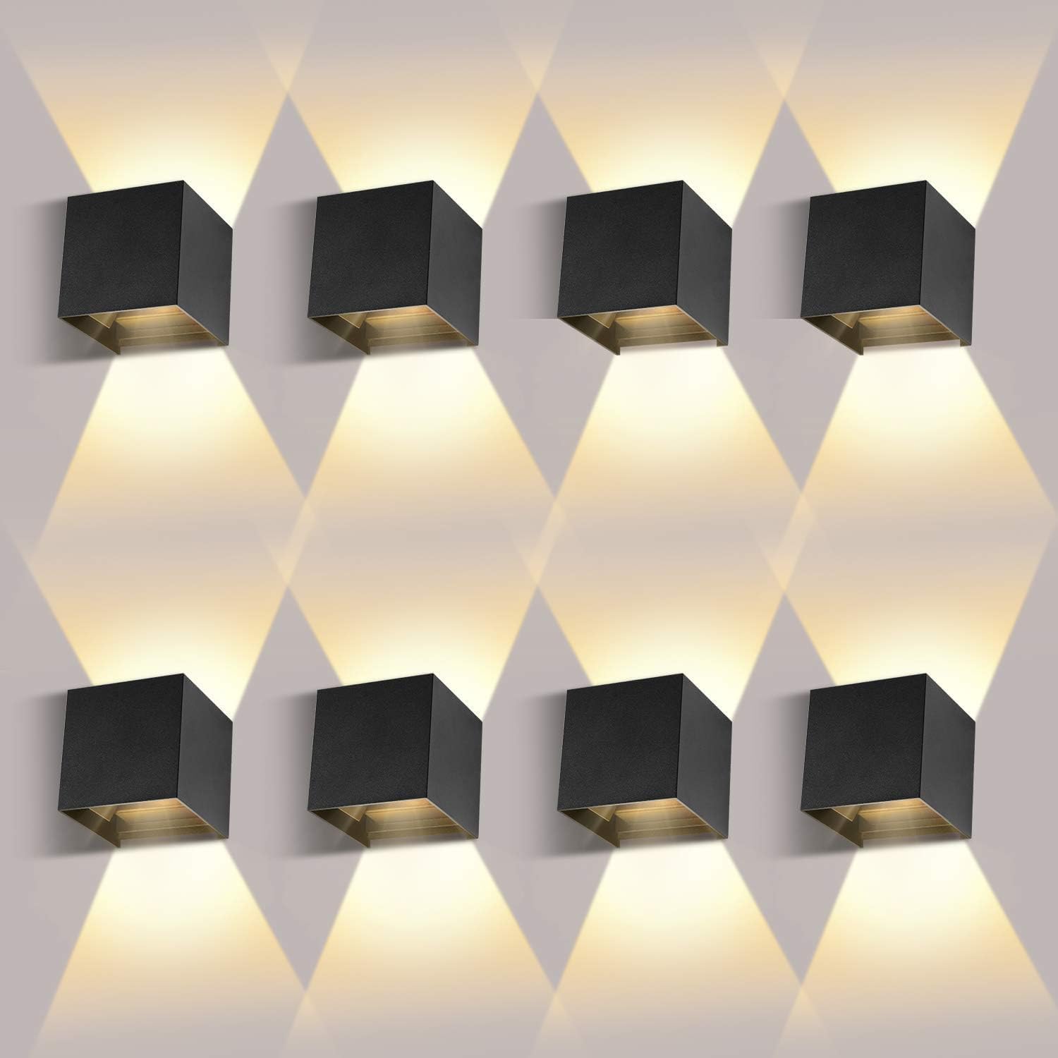 Lampe LED murale solaire fixée sur un mur extérieur de jardin moderne