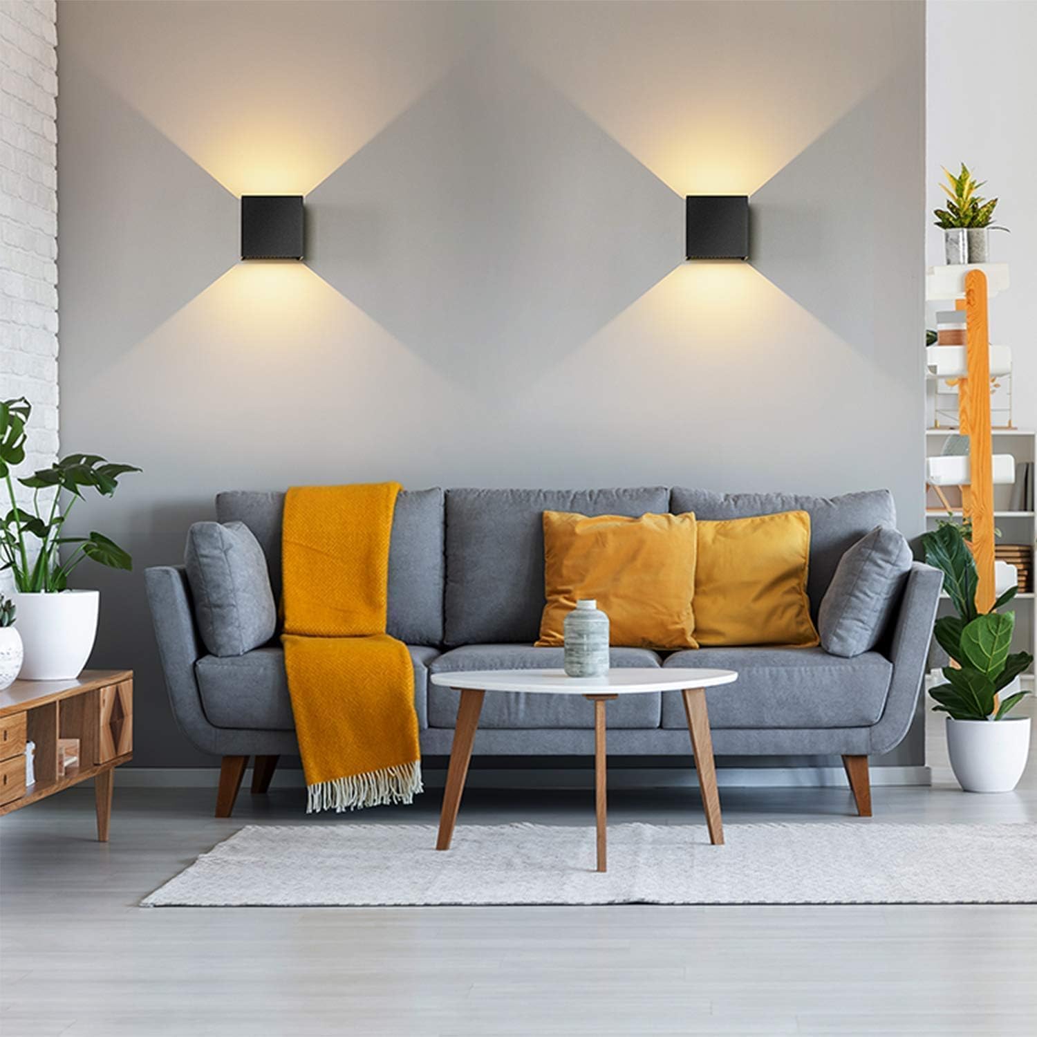 Lampe murale LED style industriel en métal noir fixée dans un salon moderne